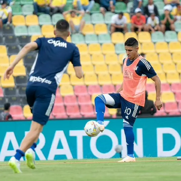 Daniel Cataño (derecha), jugador lesionado en Millonarios antes de su juego ante Junior.