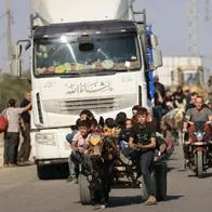 Habitantes de Gaza huyen tras la orden de evacuación de Israel.