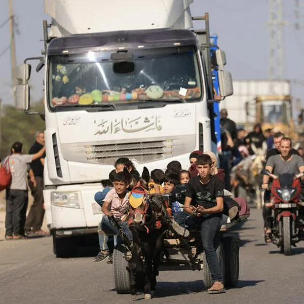 Habitantes de Gaza huyen tras la orden de evacuación de Israel.