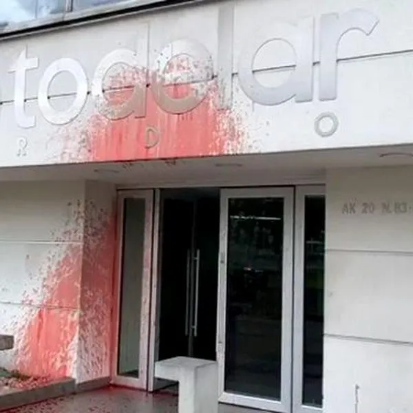 Nuevo acto vandálico en emisoras Todelar en Bogotá: salpicaron con pintura roja
