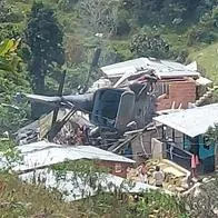 Un helicóptero del Ejército cayó en zona urbana de Antioquia, hay 6 heridos