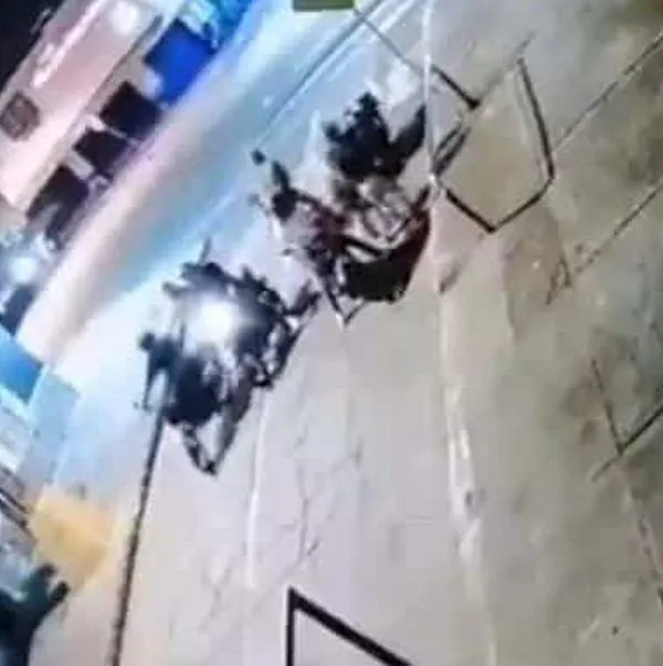 Atracan en el centro de Cali a motociclista: fue rodeado por seis ladrones