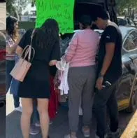 Marido furioso remató toda la ropa de la esposa en la calle, porque le fue infiel con el hermano.