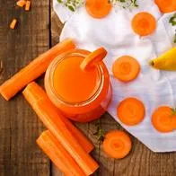 El jugo de zanahoria con limón podría a ayudar con bajar de peso, mejorar la vista de las personas, pero si se toma a diario podría darle gastritis.