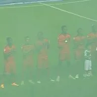 Cali vs. América: video de la salida y los hinchas presionando a jugadores de América.