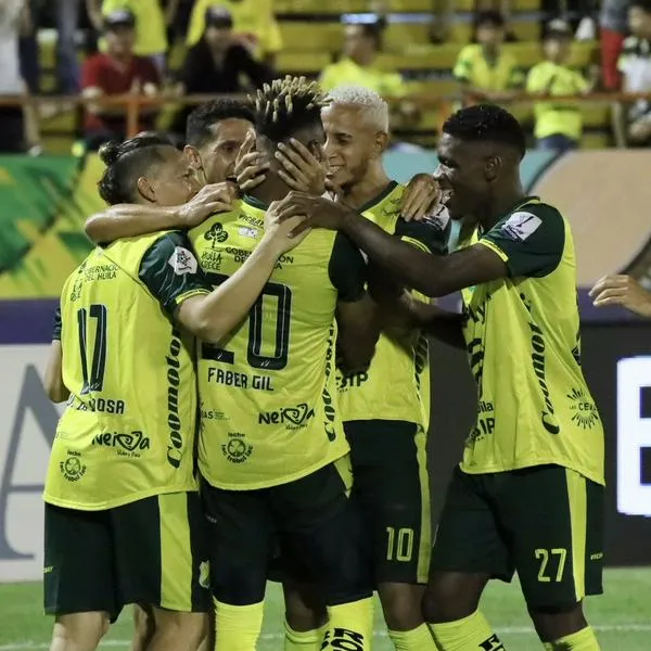 Atlético Huila necesita ganarle a América, Santa Fe y Junior para no ir a segunda división del fútbol colombiano. Está último en la tabla del descenso.