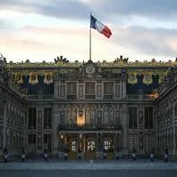 Evacúan el Palacio de Versalles en Francia por amenaza de bomba. En el país hay pánico por el atentado terrorista del viernes pasado en Arras. 