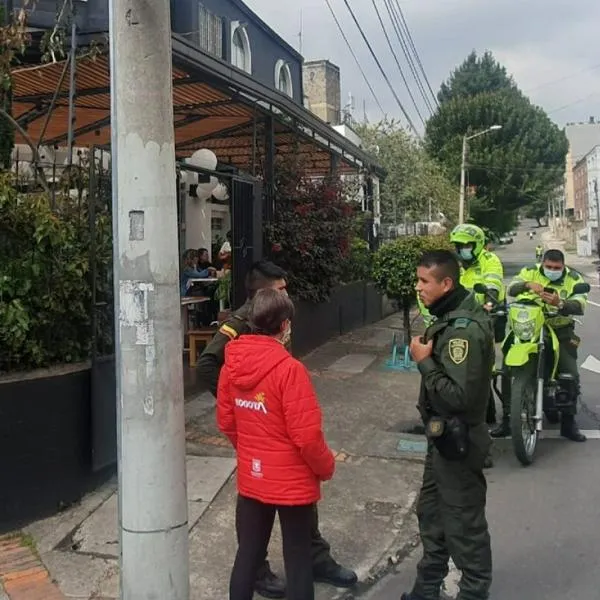 Hombre obeso engañó a joven en Bogotá y le robó $ 3 millones de pesos. La víctima dice que el delincuente lo amenazó con dispararle. 
