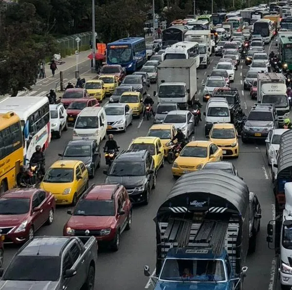 Fotomultas serán cobradas a dueños de motos y carros, así no vayan manejando