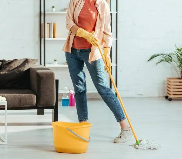 Cómo trapear el piso: paso a paso para dejarlo reluciente utilizando únicamente vinagre y dejarlo libre de suciedad y bacterias.