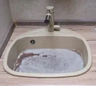 Cómo desatascar una tubería: truco rápido y sencillo utilizando solamente vinagre y bicarbonato de sodio para acabar con la obstrucción.