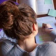 Mujer hace las tareas de sus hijas para evitarles estrés y es viral en video