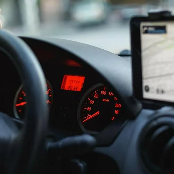 Conductores en Colombia pueden recibir costos multa por instalar pantallas en sus carros; esto cuesta la sanción y qué pantallas están prohibidas.