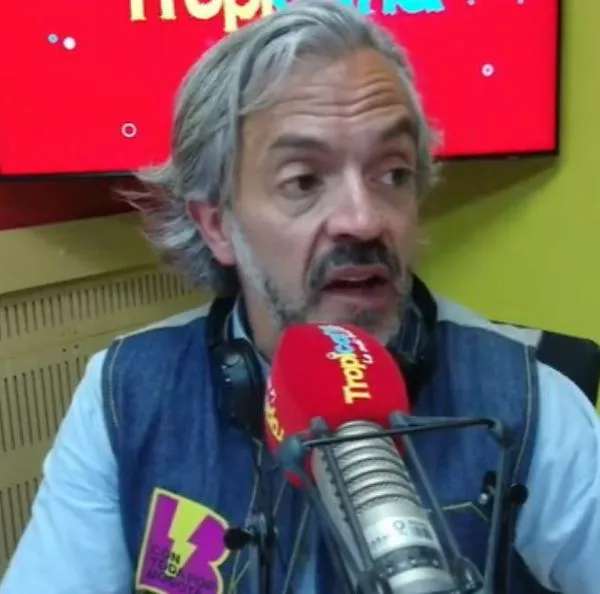 Juan Daniel Oviedo, candidato a la Alcaldía de Bogotá, le contestó con chiste a un irrespetuoso oyente de Tropicana que lo criticó por ser homosexual.
