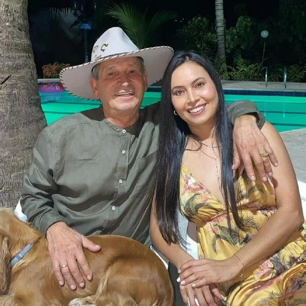 Darío Gómez y su esposa, Johana Vargas, en nota sobre que ella cantó con el hermano de él, después de un año de la muerte del 'Rey del despecho'