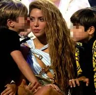 Shakira y sus hijos. En relación con complida situación y que los sacó del colegio en Miami.

