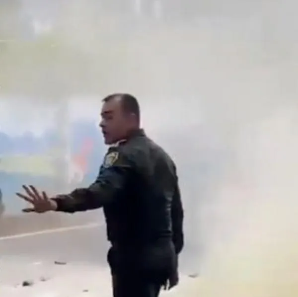 Policías se visten de héroes y salvan a ancianos de morir en carro en llamas