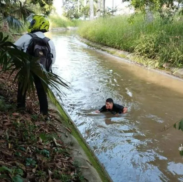 En Ibagué hoy, un ladrón se lanzó a un caño luego de robar a una mujer y allí, la comunidad, lo atacó con piedras y palos para que saliera.