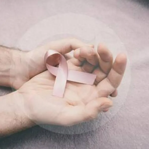 No lo olvide: los hombres también deben hacerse autoexamen por cáncer de mama