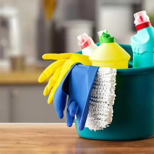 Deje sus pisos brillantes de manera efectiva y económica: ¡solo necesita dos ingredientes!