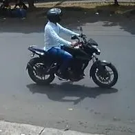'Motoladron' tiene azotado varios barrios del norte de Cali. Pasa por el lado de los ciudadanos y les arrebata el celular. Piden ayuda a la Policía.