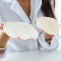 Aclaran si implantes en los senos aumentan riesgo de padecer cáncer de mama