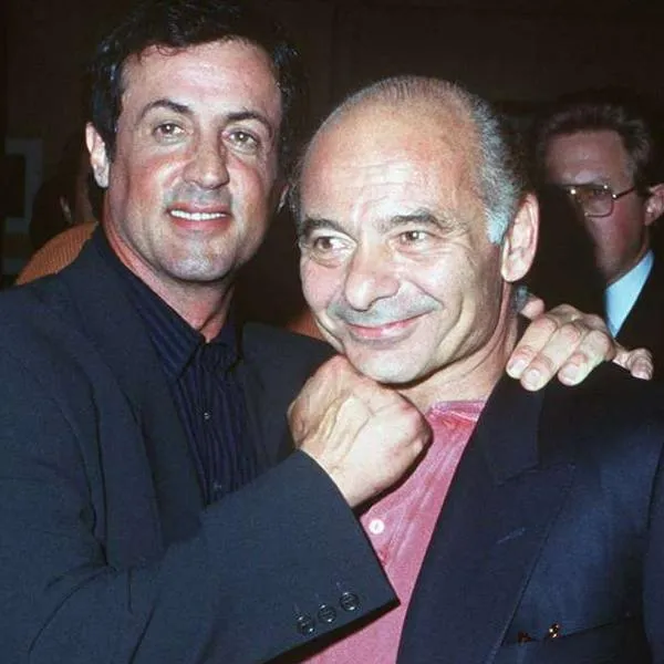 Foto de Sylvester Stallone y Burt Young, en nota de que murió actor que fue Paulie en Rocky: pasaron semanas antes de ser público
