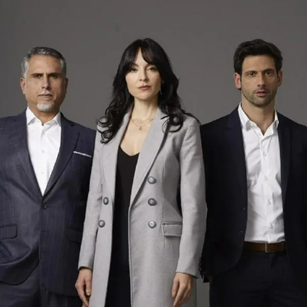 Marlon Moreno, Carolina Gómez y George Slebi en sus papeles de 'La venganza de Analía', en nota sobre cuál personaje moriría en la segunda temporada