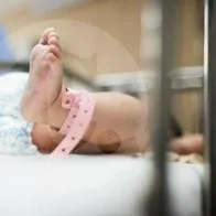 Masajes en bebés prematuros reduce el estrés y mejora la salud mental materno-infantil.