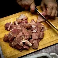 Por qué la carne cruda tiene manchas oscuras: explicación de los tonos cafés en la proteína y cómo elegirla correctamente para evitar riesgos alimentarios.