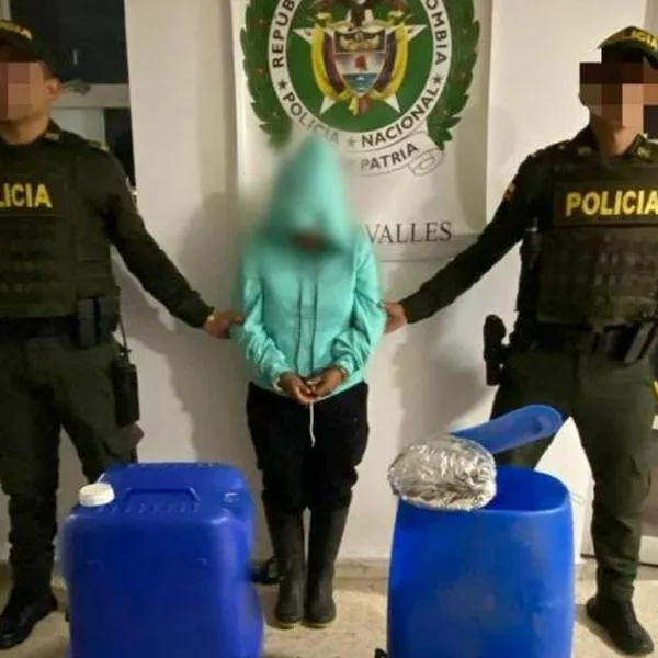 ¡La pillaron! Policías del Tolima quedaron estupefactos con lo que mujer traía entre canecas