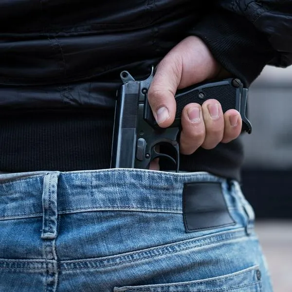 Profesor se defendió a puños de sus atracadores en Medellín, que terminaron disparándole con arma traumática.