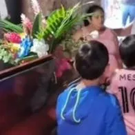 Cruel equivocación: una madre recibió una videollamada de su hijo cuando lo lloraba en su velorio