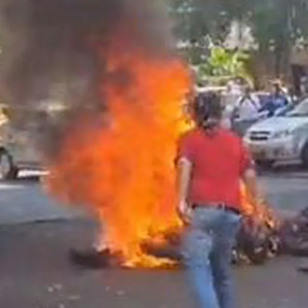 En Cali, víctima respondió a bala a motoladrones y comunidad les quemó la moto