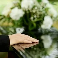 Los trabajadores en Colombia y que sea cotizante en un fondo de pensiones tiene derecho al auxilio funerario. El monto no podrá ser menor a 5 salarios.
