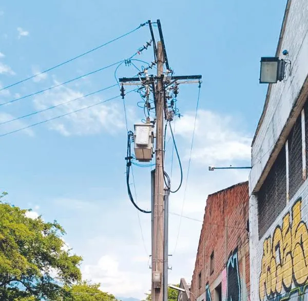Un hombre en condición de habitabilidad de calle, murió electrocutado por, presuntamente, robarse el cobre de un poste de energía en Medellín.