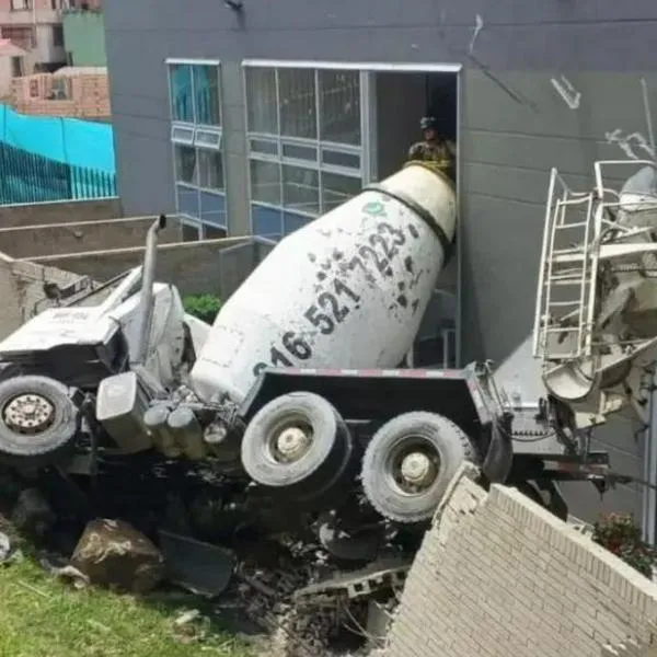 Accidente de tránsito Bogotá. Camión se fue contra edificio. 