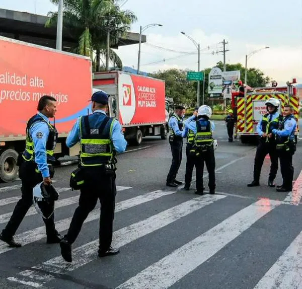 Duro accidente en Medellín hoy: bus de servicio público se estrelló contra un poste de luz y ocasionó que este cayera sobre el mismo vehículo. Hubo heridos