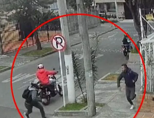 Violento robo a joven en el barrio Galerías de Bogotá, hombres lo tiran al piso
