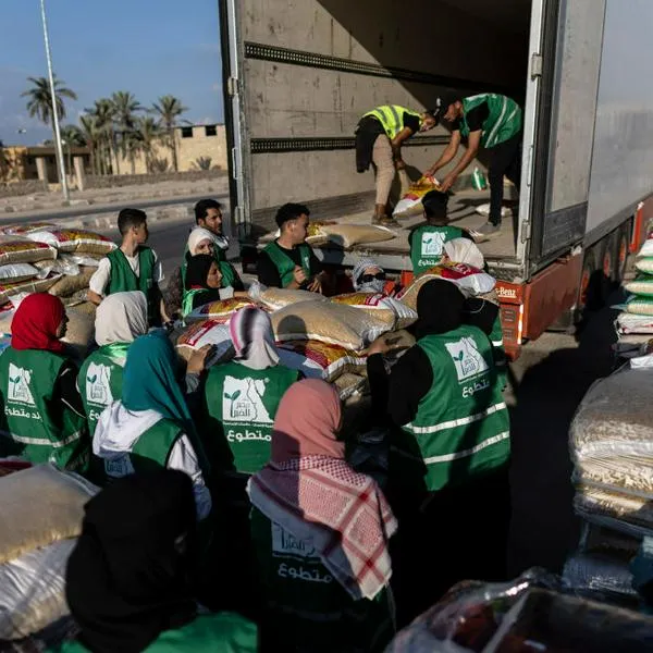 Voluntarios ordenan la ayuda humanitaria para la Franja de Gaza.