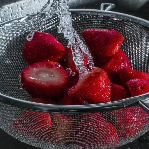 Aclaran si lavar las fresas solo con agua es peligroso para la salud