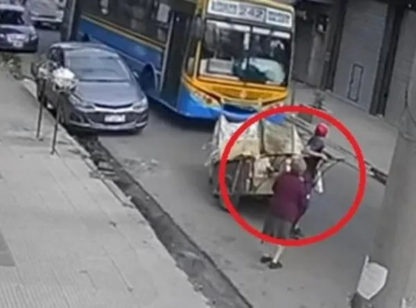 Conductor atropelló a una anciana y a un reciclador: escapó y los dejó tirados