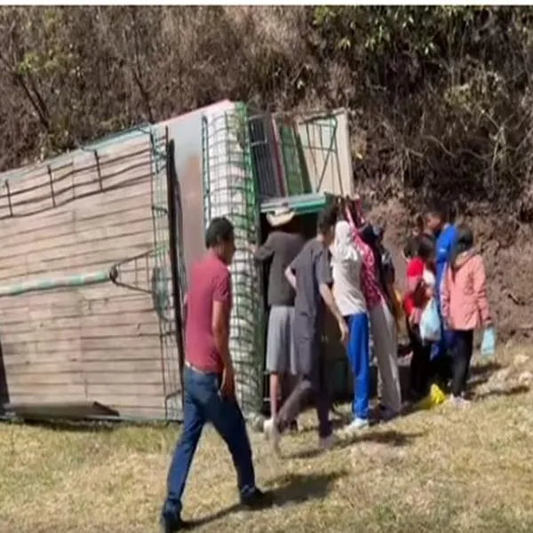 Vehículo tipo ‘chiva’ que iba con peregrinos a Las Lajas, se volcó cerca del peaje