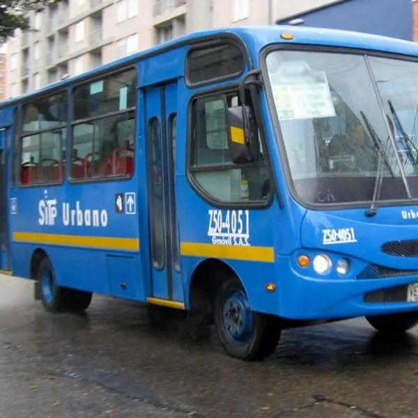 Violento atraco en bus del SITP en Bogotá. Ladrones usaron pistolas y cuchillos contra todos los pasajeros. La Policía Nacional frustró el robo. 