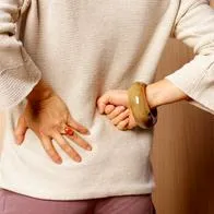 La osteoporosis es una enfermedad silenciosa que tanto hombres como mujeres la puede padecer. Sin embargo, la alimentación y el ejercicio logra combatirla,