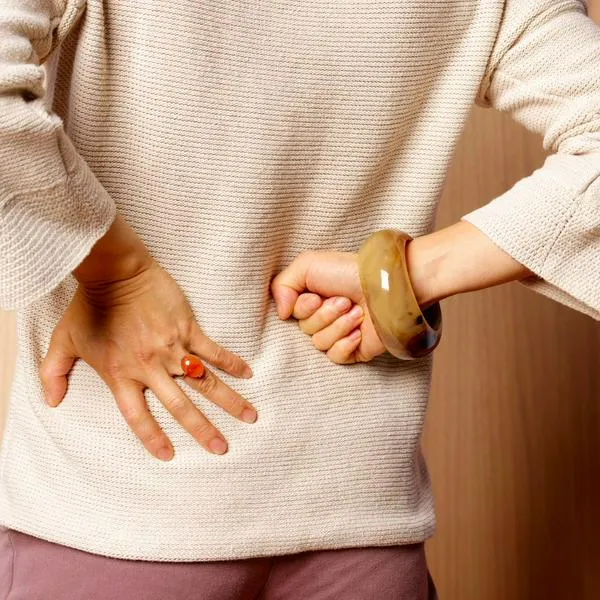 La osteoporosis es una enfermedad silenciosa que tanto hombres como mujeres la puede padecer. Sin embargo, la alimentación y el ejercicio logra combatirla,