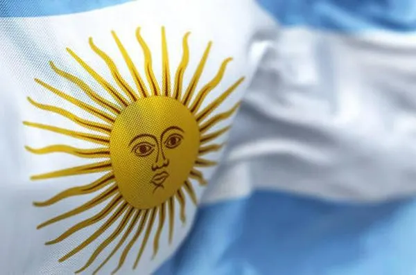 Tras sorpresiva victoria, bonos y acciones argentinas se desploman este lunes