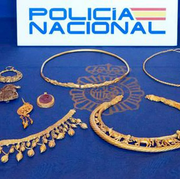 La Policía española recupera piezas de oro históricas de Ucrania valoradas en 60 millones.