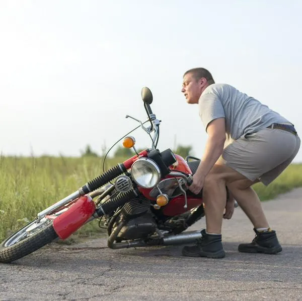 Hay una forma correcta de subirse a la moto para evitar accidentes. 