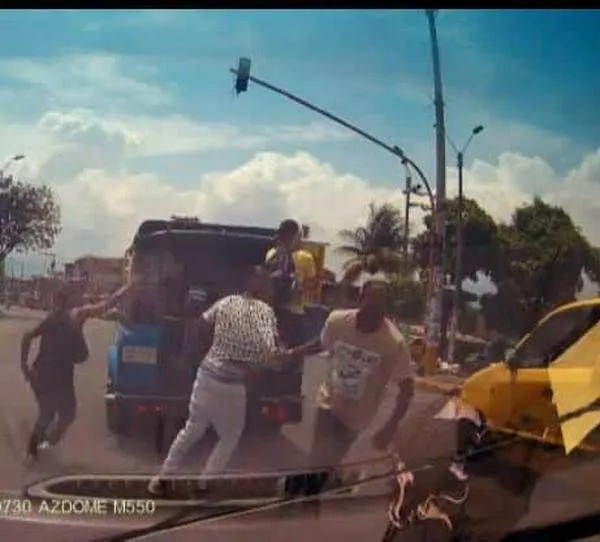 Ladrones atracando a pasajeros de gualas en la Ciudad de Cali, iban en taxi